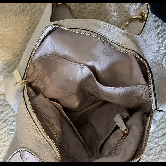 Michael Kors white leather handbag. - Picture 4 of 6
